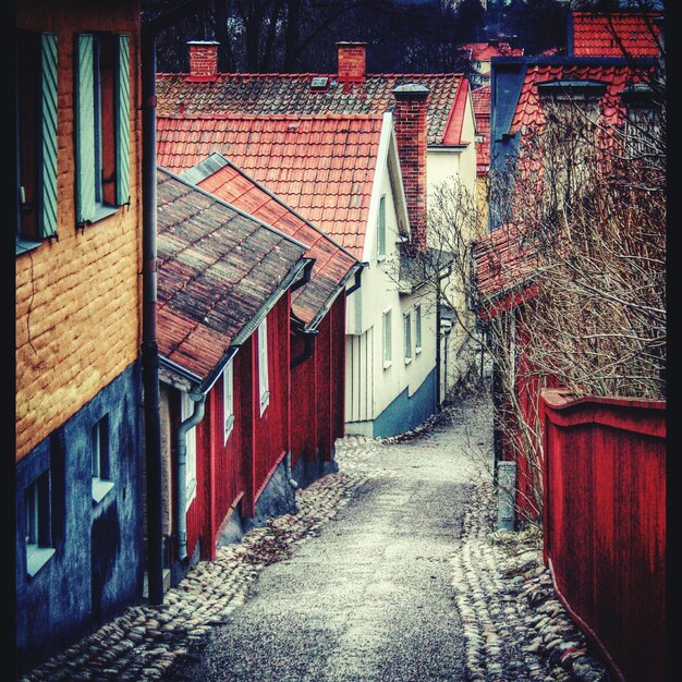 Photo footpath amidst buildings