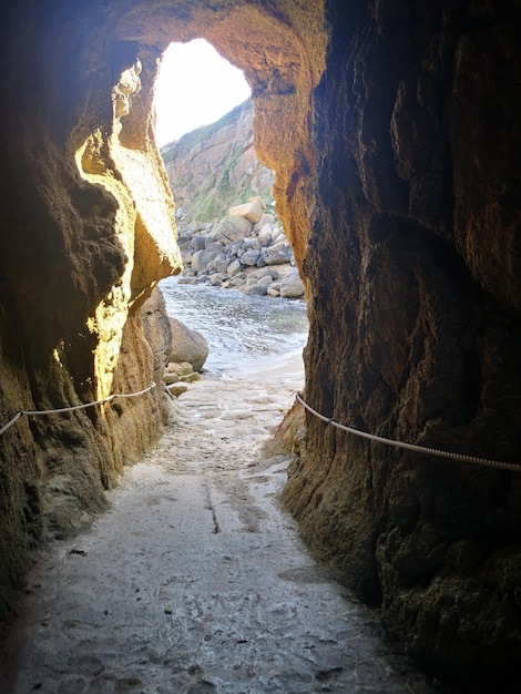 Foto un sentiero tra le rocce