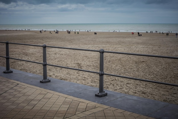 Foto sentiero sulla spiaggia contro il cielo