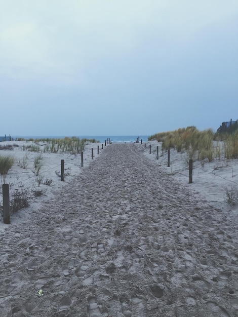 Foto sentiero sulla spiaggia contro il cielo