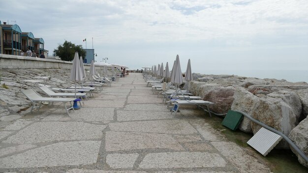 Foto un sentiero sul mare contro il cielo