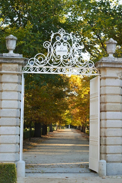 Photo footpath leading to a gate