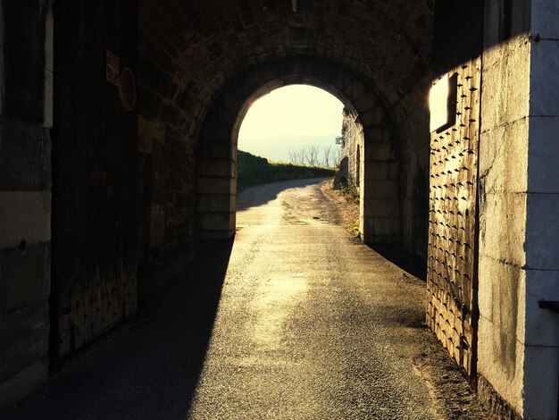 Foto cammino che porta all'antico edificio