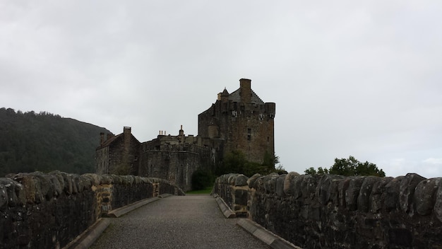 Foto cammino che porta verso il castello di eilean donan contro un cielo limpido