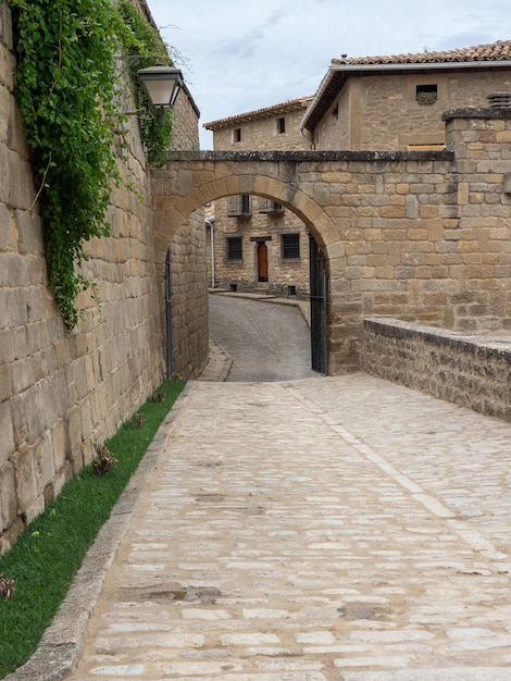 Foto sentiero che conduce all'edificio storico