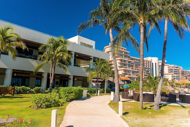 Photo footpath towards outdoor cafe and luxury hotels and resorts