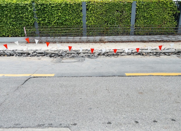 Foto il sentiero è interrotto dalla perforatrice per pavimentare nuovi marciapiedi vicino alla strada asfaltata nella vista frontale della città per lo spazio di copia