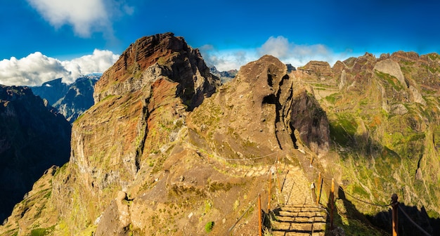 Pico do Arieiro에 단계가있는 보도