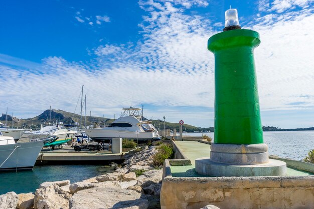 Foto orme sulla spiaggia dell'isola di ibiza in spagna, scena di vacanza ed estate