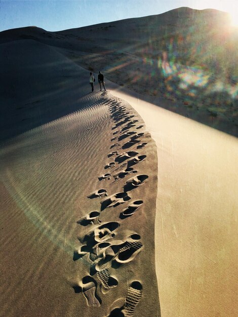 Foto impronte sul paesaggio desertico