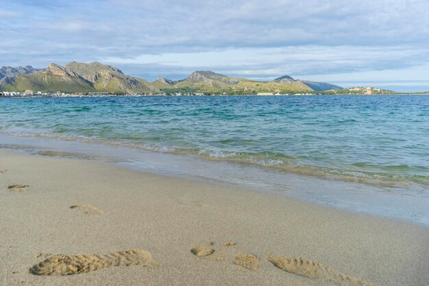 スペインのイビサ島の地中海のビーチの砂浜の足跡、休日と夏のシーン