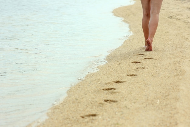 Photo footprints in the sand on the beach  on summer