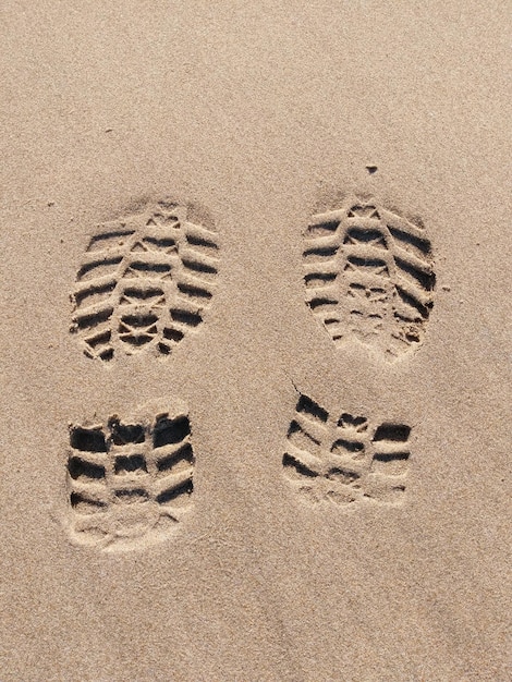 Foto impronte sulla sabbia della spiaggia