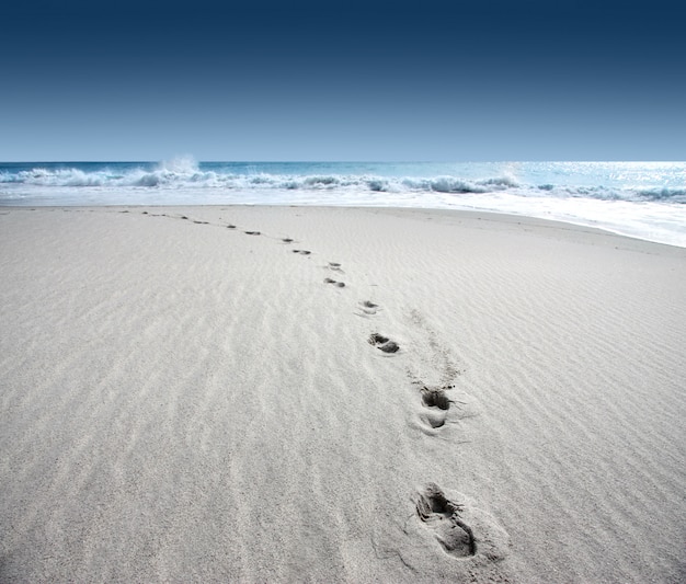 Photo footsteps on the beach background