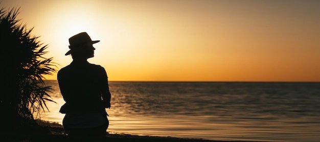 夕暮れの海で瞑想する少女を強制