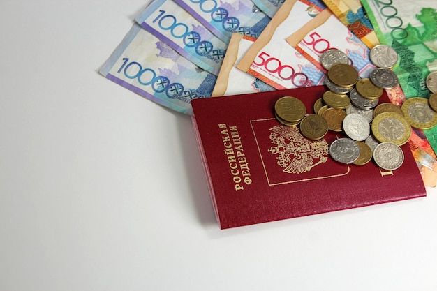 Passaporto straniero della russia e banconote tenge della repubblica del kazakistan