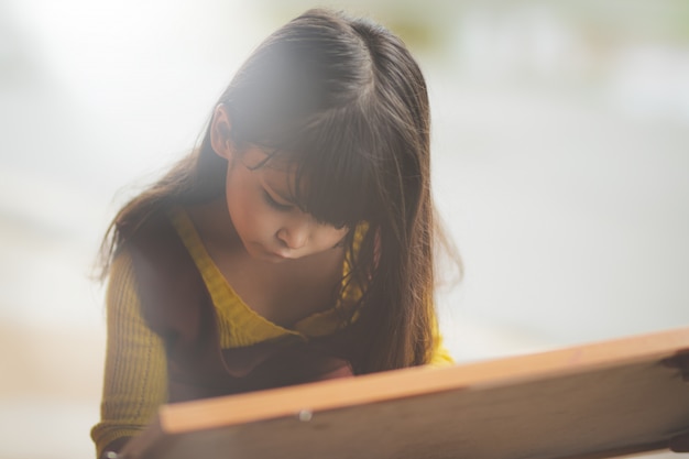 休日に幸せで学ぶ外国人の女の子。