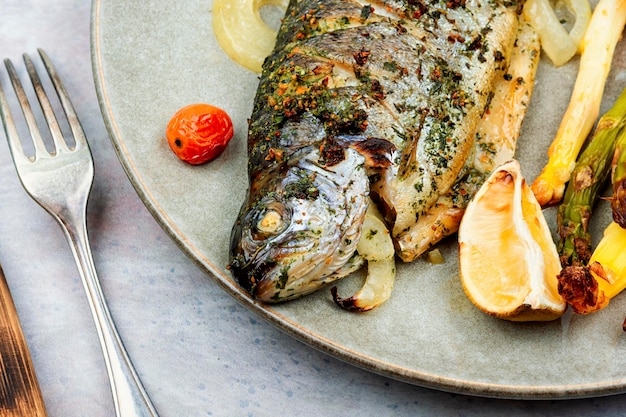 Forel gebakken met witte asperges