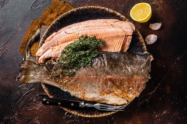 Forel geroosterde filet gegrilde vis op een bord met tijm en citroen Donkere achtergrond Bovenaanzicht