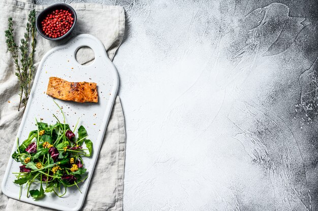 Forel steak met rucola, sla en veenbessen. Bovenaanzicht