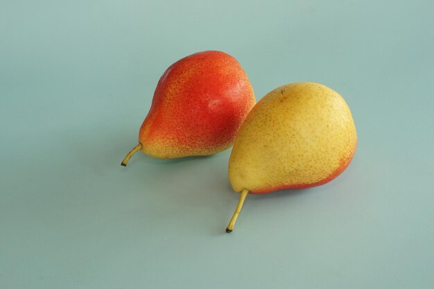 Photo forella pear fruits isolated on blue background