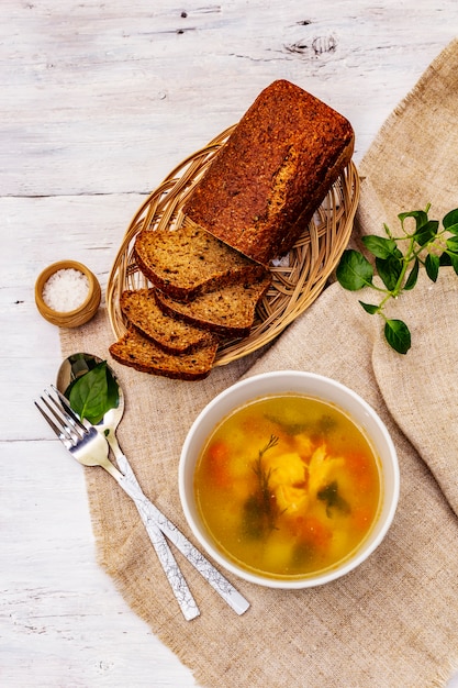 Forelsoep met snijgroenten en geroosterd brood. Traditionele warme vissoep voor een gezonde levensstijl.