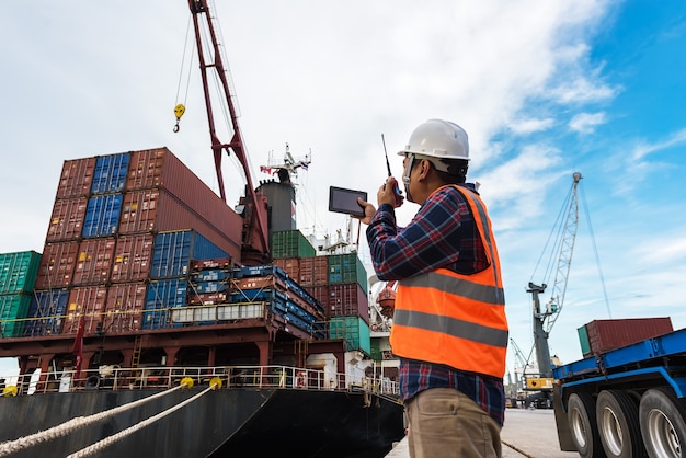 写真 フォアマンコントロール積荷輸入輸出のための貨物貨物船からのコンテナボックス。