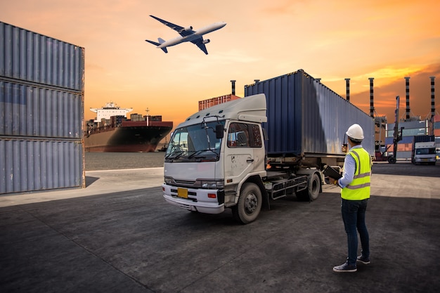 Foreman controle laden Containers doos naar vrachtwagen