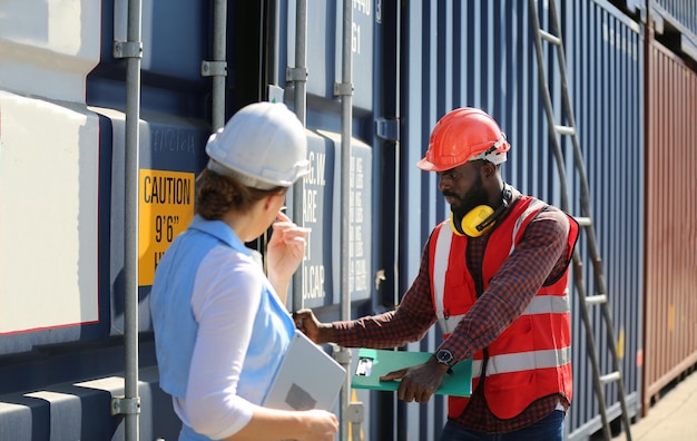 Foreman controle laden containers doos van cargo vrachtschip voor import export