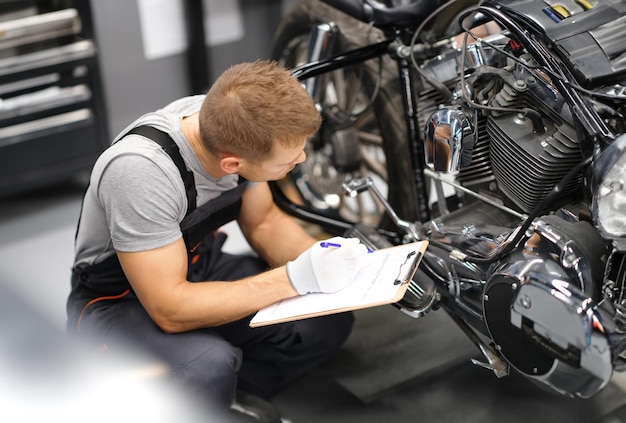 Foreman in servicereparatiecentrum diagnosticeert onderdelen op motorfiets