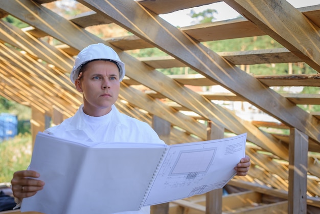 Foreman in witte kleren inspecteert de constructie