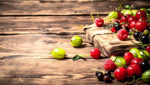 Frutti di bosco sul tabellone. su un tavolo di legno.