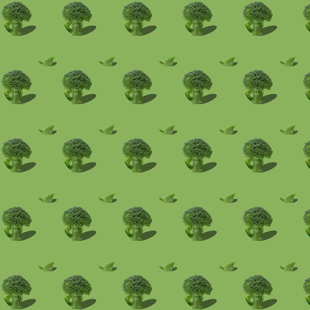 Лесная концепция зеленой брокколи на зеленом фоне