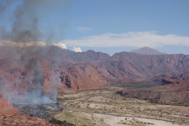 途中の乾いた谷での山火事 カファヤテ×サルタ アルゼンチン北部の砂漠の風景