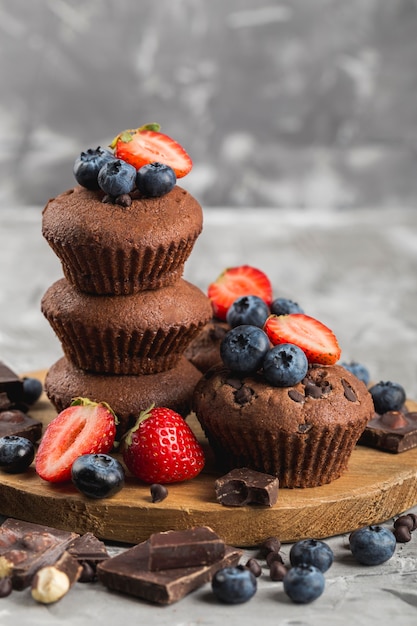Foto cupcakes al cioccolato con frutti di bosco e fragole