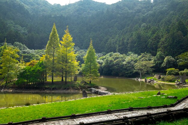 森と山の湖明池宜蘭県台湾は有名な観光名所です