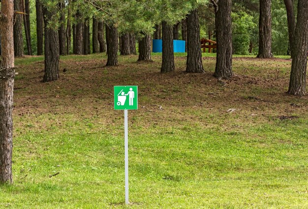 Foto nella foresta nell'area ricreativa c'è un cartello con la scritta non sporcare