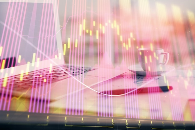 Forex grafiek hologram op tafel met computer achtergrond Dubbele blootstelling Concept van financiële markten