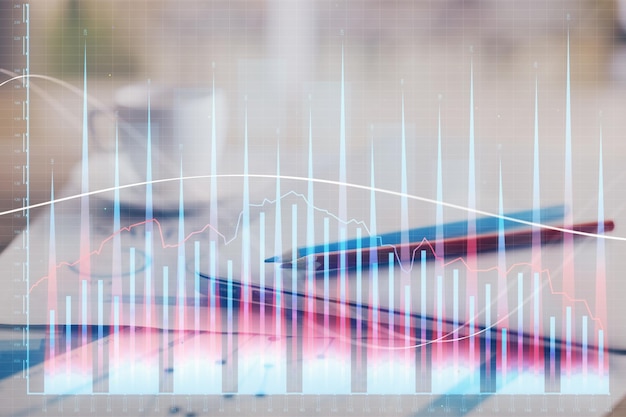 Forex grafiek hologram op tafel met computer achtergrond Dubbele blootstelling Concept van financiële markten