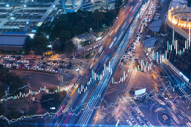 FOREX grafiek hologram 's nachts druk wegverkeer in Bangkok de ontwikkelde locatie voor beursonderzoekers in Zuidoost-Azië Het concept van fundamentele analyse Dubbele blootstelling