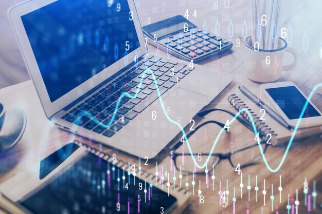 Голограмма графика рынка форекс и персональный компьютер на заднем плане Мультиэкспозиция Концепция инвестиций