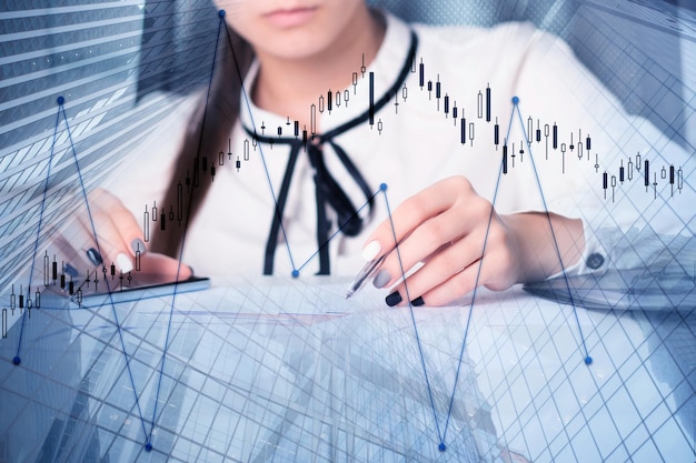 Forex pictogrammen en handelsgrafiekenzakenvrouw met diagrammenfinanciële grafieken op achtergrond van modern wolkenkrabberseconomisch succesconcept