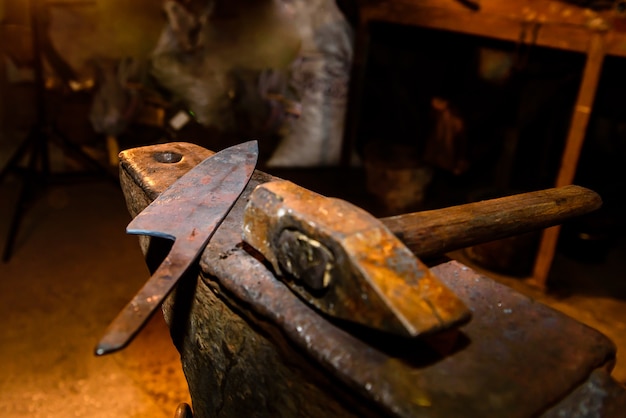 Фото Кузница и наковальня, используемые при изготовлении ножей.