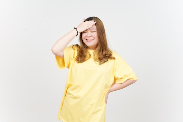 Dimentica qualcosa gesto della bella donna asiatica che indossa una maglietta gialla isolata su bianco