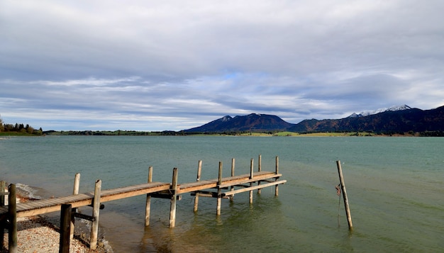 Foto il lago forggensee vicino alla città di fussen baviera