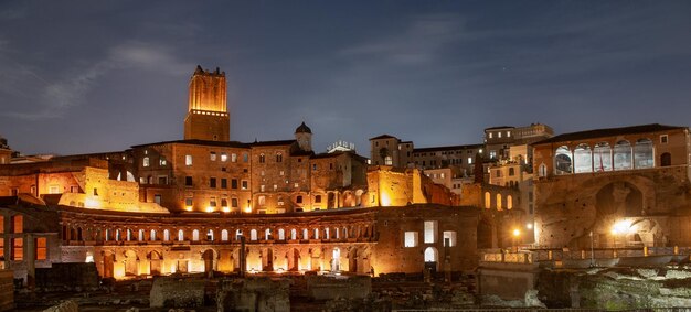 Fori Imperiali verlichte archeologische vindplaats van het oude Rome