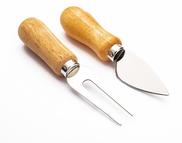 Вилка и нож для сыра. Специальные столовые приборы, чтобы разрезать, съесть и проколоть сыры. Изолированные.