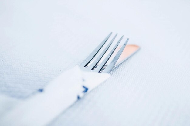 Foto una forchetta e un coltello a un tavolo di un ristorante