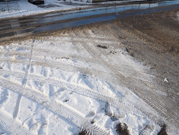 ラウンドアバウトからの分岐点または脇道 道路脇の雪の吹きだまり 悪天候 アスファルトの雪 困難な運転と交通状況 道路の冬のスラッシュ 車の制動距離