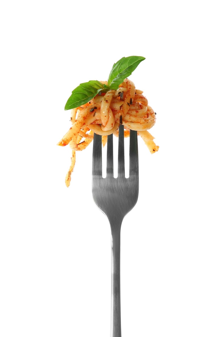 Photo パスタとバジルを白に分離したおいしいフォーク